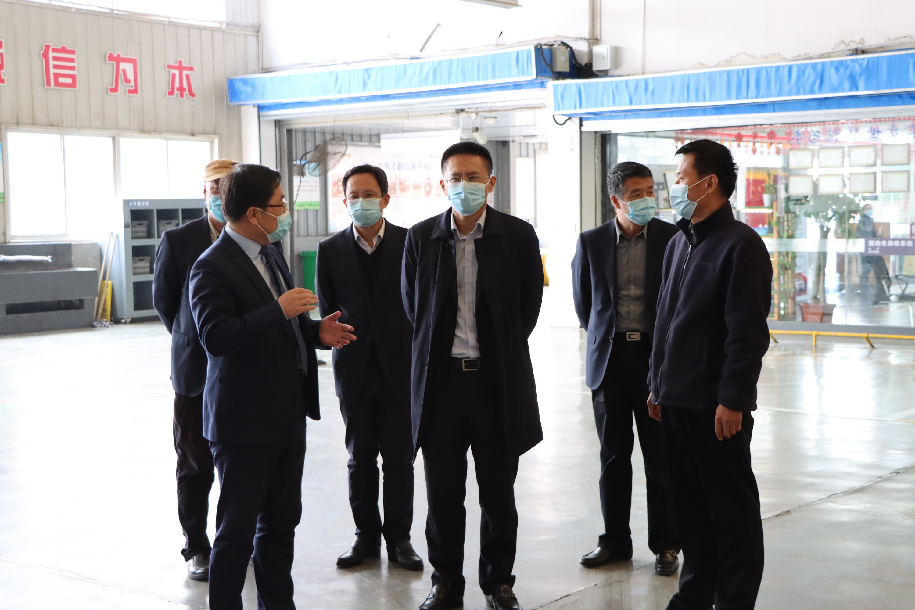 w88win集团总裁任鹤年到古城园区检查疫情防控和宁静生产事情